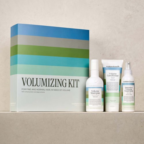 Eine Box mit volumenerhöhenden Haarprodukten, darunter Shampoo, Conditioner und Haarbehandlung auf einem Regal.