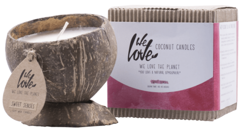 En kokosformad värmeljus med en låda märkt 'Coconut Candles' bredvid.