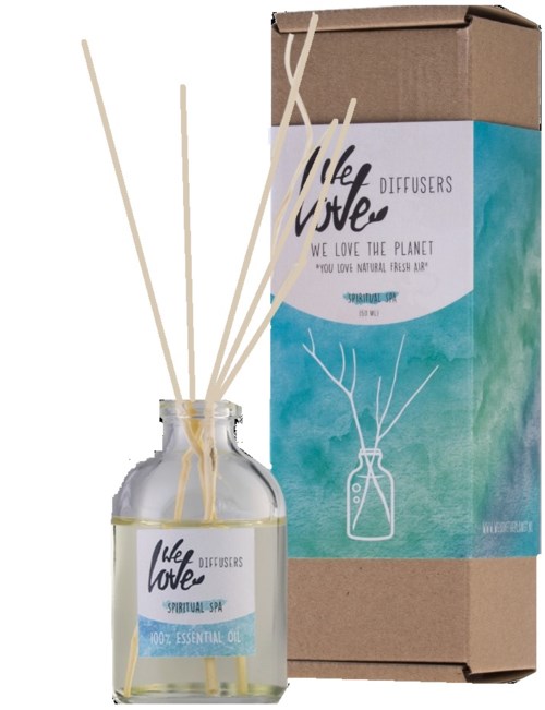 En glasdiffusorflaska med pinnar och en etikett som säger 'We love,' samt en hög låda med liknande design och text.