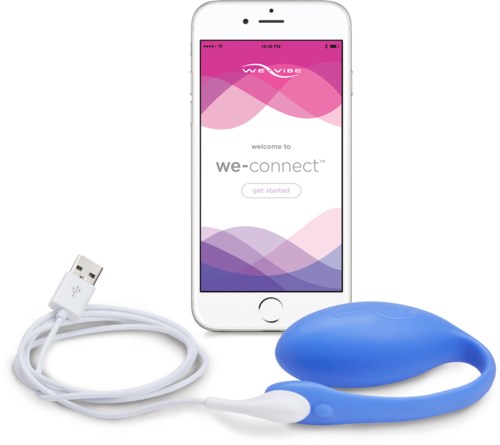 En vit smartphone med en rosa och lila skärm, en blå silikonanordning och en vit laddningskabel.