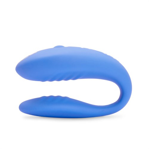 Ett blått silikonleksak med en böjd form, räfflor på ena sidan och ett öppet mitt.