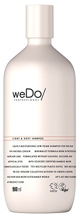 En hvit sjamposflaske med svart og oransje tekst, merket 'weDo/'. Den står at den er 'Light and Soft Shampoo'.
