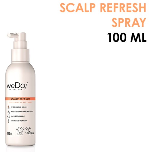 En hvit flaske merket 'weDo' med oransje og svart tekst. Det er en hodebunnsspray for friskhet, 100 ML. Dekorativ etikett.
