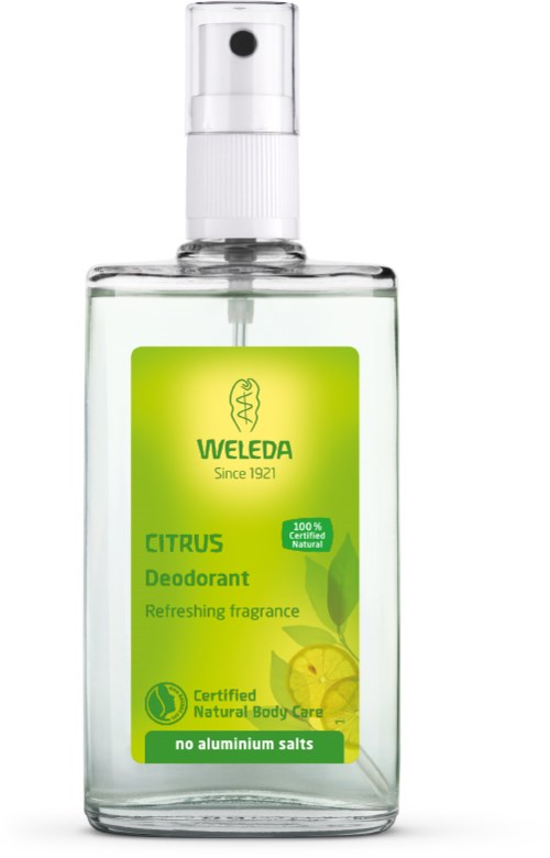 En gennemsigtig sprayflaske mærket Weleda Citrus Deodorant med citrussymboler og grøn tekst, der fremhæver naturlige ingredienser.