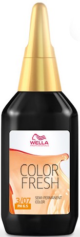 En sort flaske med guldhætte og hvid etiket. Etiketten viser mærket Wella og nævner Color Fresh.