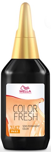 En hårfarvningsflaske er sort med et guldhætte og en etiket, der siger 'Color Fresh' og '7/47'.