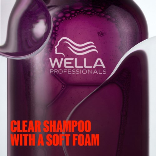 En Wella Professionals sjampo-flaske med lilla væske og en hvit skje. Teksten fremhever myk skum for hårvask.