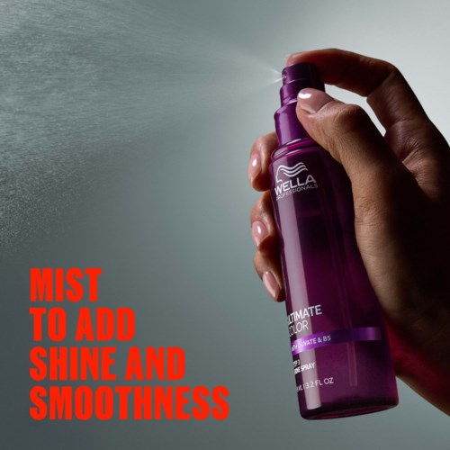 Eine Hand hält eine lila Sprühflasche, sprüht Nebel, mit rotem Text für Glanz und Glätte.