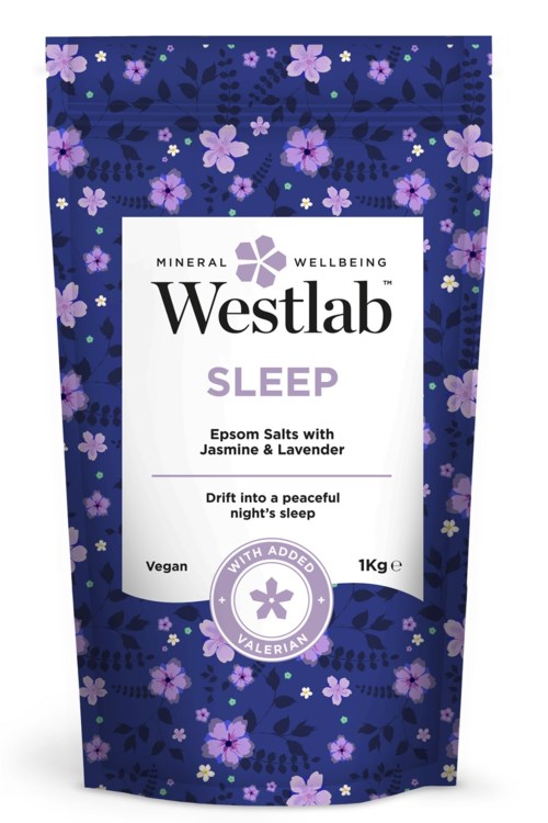En förpackning med Westlab Sleep Epsom-salter med jasmin och lavendel, med lila blommönster och texter om fördelarna.