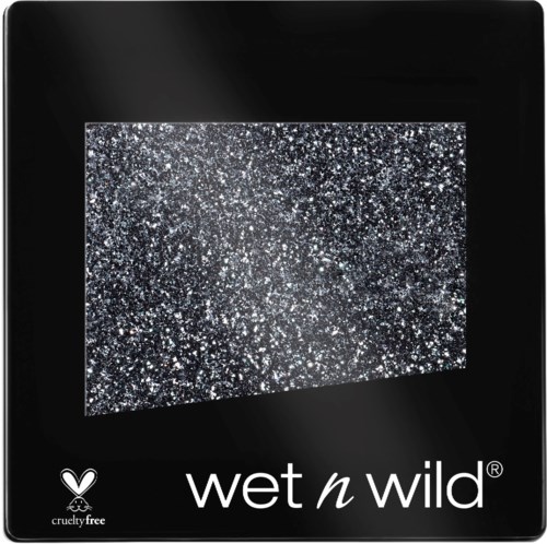 En svart boks med glitteraktig, skinnende overflate innvendig. Merket 'wet n wild' og en cruelty-free-symbol er på forsiden.