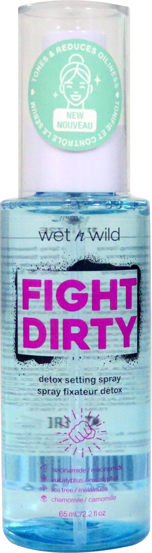 Eine klare Sprühflasche mit blauer Flüssigkeit und pinkem sowie violettem Text mit "FIGHT DIRTY." Es ist ein Detox-Setting-Spray von Wet n Wild.