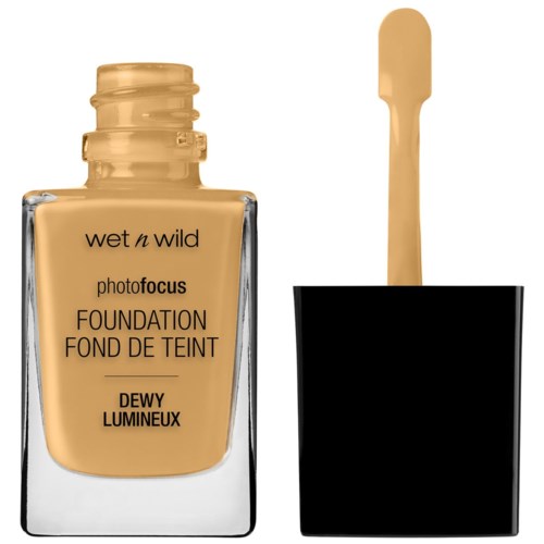 Butelka podkładu w beżu z czarnym aplikatorem. Nazwa marki Wet n Wild, szczegóły produktu na etykiecie.