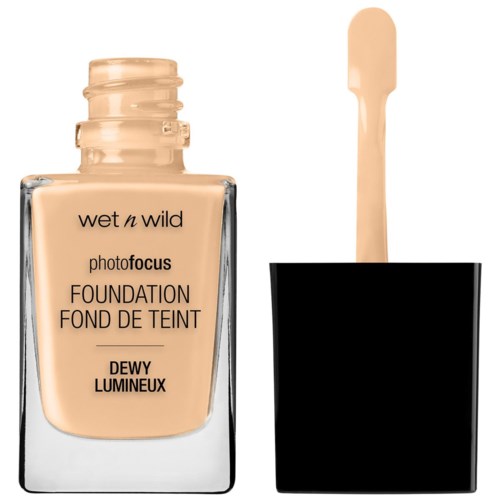 Nestemäinen meikkivoidepullo, jossa musta korkki ja pieni sivellin. Teksti: "wet n wild" ja "foundation."