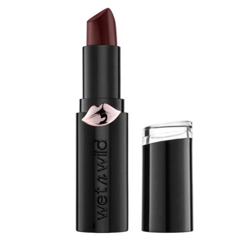 Ein Lippenstift in schwarzem Gehäuse mit pinker Lippenzeichnung, ohne Deckel, zeigt dunkle rotes Lippenstift.
