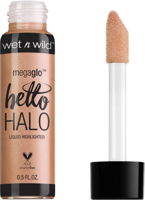 En flaska flytande highlighter med en beige vätska och en svampapplikator bredvid.