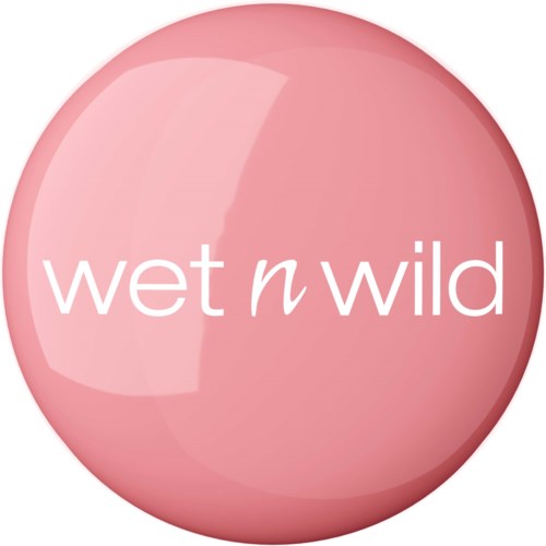 Wet n Wild-logo vaaleanpunaista, kiiltävää meikkituotetta vasten.