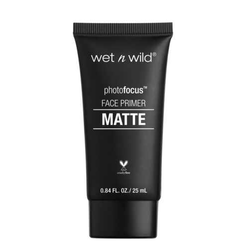 En svart tub med vit text för Wet n Wild ansiktsprimer, märkt matt. Cruelty-free, 25 ml storlek.