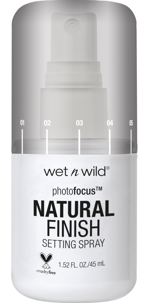 En vit sprayflaska med etiketten Wet n Wild Natural Finish Setting Spray och ett genomskiltningslock.