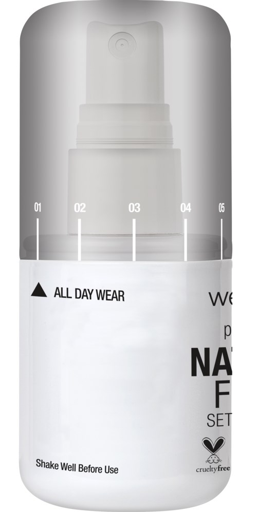 En vit flaska med pump, märkt med siffror och text, som indikerar hudvårds- eller kosmetikprodukt, cruelty-free, med instruktioner.