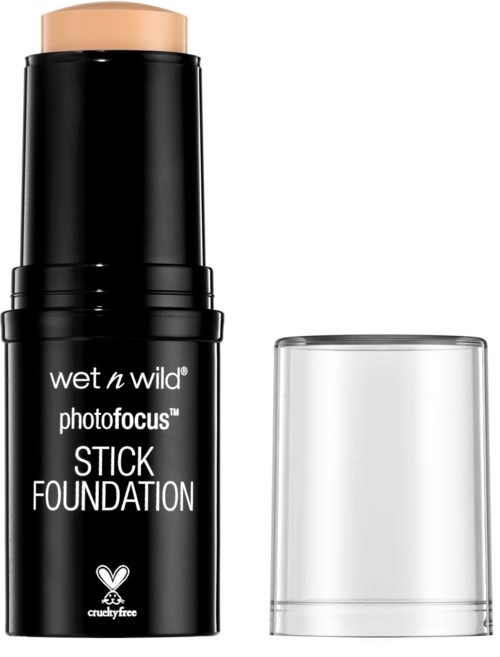En svart stiftfoundationsbehållare med genomskinlig lock, märkt 'wet n wild' och 'photo focus'.