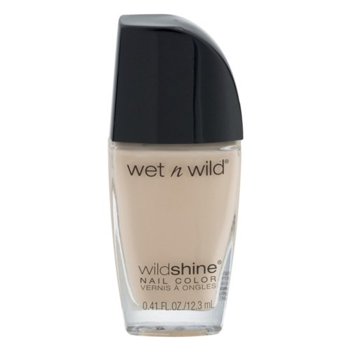 En flaska nagellack från Wet n Wild med svart lock och ljusfärgat innehåll.