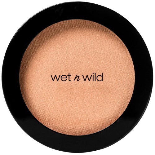 En rund makeup-kompakt med beige pudder inne og svart kant, med merkenavnet "wet n wild".