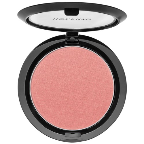 Ein runder Make-up-Compact mit rosa Puder und einem transparenten Deckel mit Schrift.