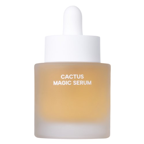 En liten flaske med dråpetettingslokk merket 'Cactus Magic Serum'. Flasken er frostet og inneholder en beige væske.