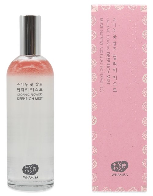 En tydlig sprayflaska med rosa vätska inuti och en rosa förpackning med blommönster och koreansk text.