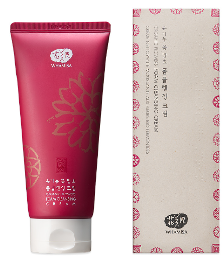 En rosa tub med skummande rengöringskräm och blomsterdesign, märkt på koreanska och engelska, bredvid förpackningen.