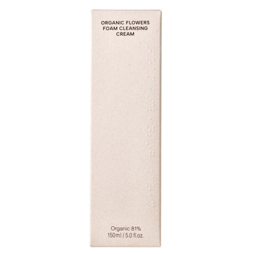 En lang, hvit eske med svart tekst. Den sier "Organic Flowers Foam Cleansing Cream" og viser størrelsen som 150 ml.