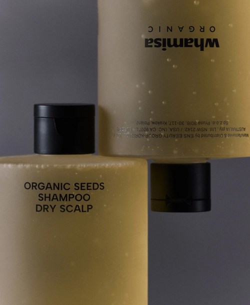To flasker sjampo merket 'Organic Seeds Shampoo Dry Scalp' vises, en ligger ned og en står opp.