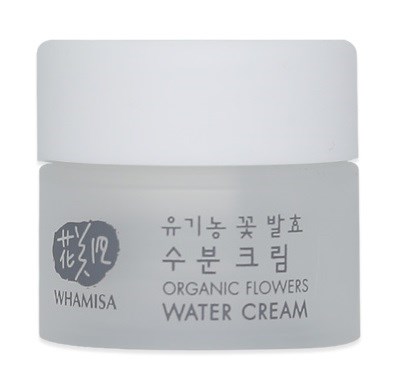 En vit behållare av vattenkräm med koreansk text och varumärket Whamisa, som påstår sig innehålla ekologiska blommor.