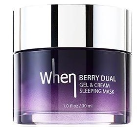 En krukke merket 'When Berry Dual Gel & Cream Sleeping Mask' med lilla og sølv design.