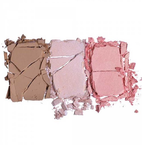 Tre olika blushnyanser – brunt, ljust rosa och mörkare rosa – är krossade med lite puder spritt runt.