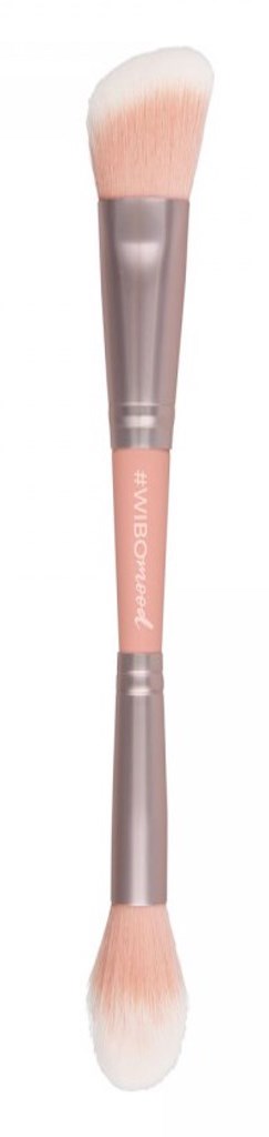 En dubbelsidig makeupborste med mjuka, fluffiga vita borst och ett rosa handtag. Den har grå metallfästen.