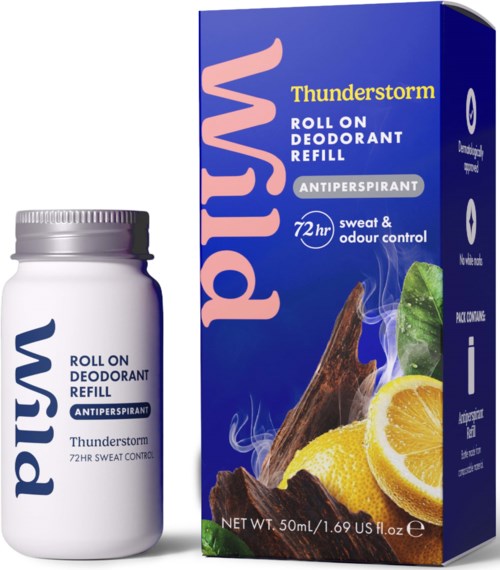 En vit roll-on deodorantflaska bredvid en blå förpackning med citrusskivor och örter. Texten visar att den är för svett och luktstyrning.