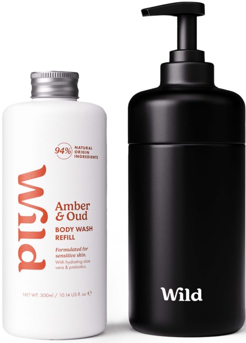 En vit flaska med Amber & Oud duschtvätt refill med röd text och en svart pumpflaska märkt Wild.