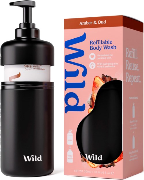 Svart påfyllningsbar duschflaska med pump och förpackning som visar produktnamnet Wild och doften Amber & Oud.