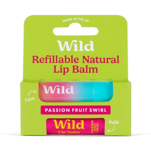 Een groen doosje bevat een natuurlijke lippenbalsem met roze en blauwe label, genaamd Wild, in een klein geval.