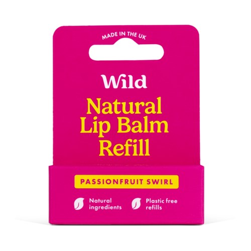 Värikäs laatikko kahvalla, etiketti sanoo "Wild Natural Lip Balm Refill," keltainen ja valkoinen teksti, mainitsee luonnolliset ainesosat.
