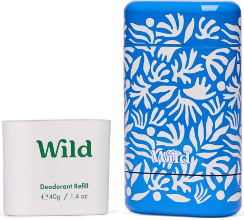 En hvid deodorantpåfyllingsbeholder med grøn tekst og en lang blå beholder med hvide abstrakte bladmønstre.