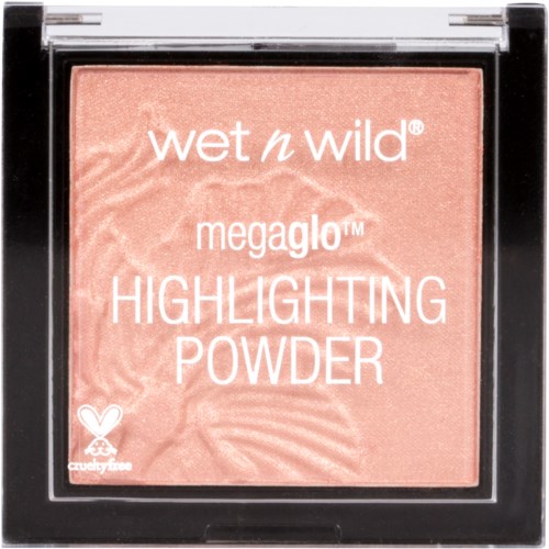 Ein Rouge-Pressetiegel mit dem Label 'wet n wild megaglo Highlighting Powder' mit pinkem schimmerndem Puder und cruelty-free-Logo.