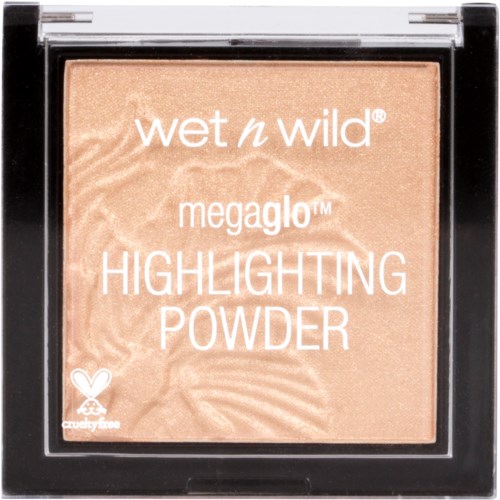 Ein offener Kompakt-Make-up-Container mit peach-farbenem Highlighterpuder von Wet n Wild, gekennzeichnet 'meggalo' und 'highlighting powder'.