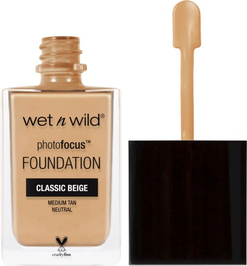 Butelka podkładu wet n wild w kolorze klasycznego beżu, z pędzelkiem obok.