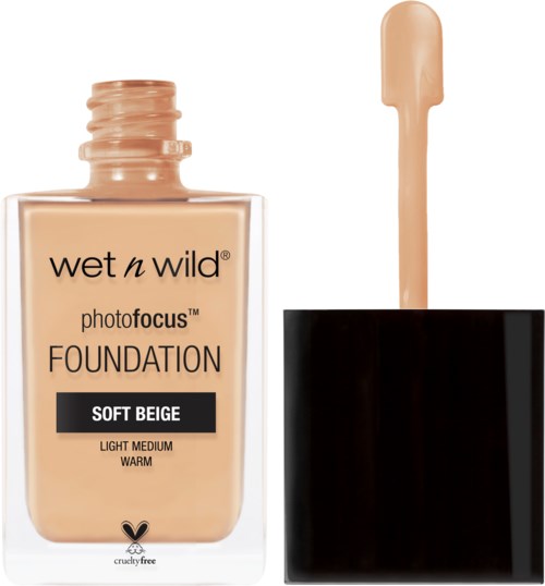 Eine Flasche Wet n Wild Foundation in Soft Beige mit offenem schwarzen Deckel und Applikatorspatel.
