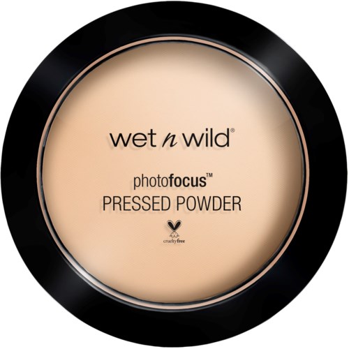 En rund behållare med beige yta, svart kant, innehåller pressat puder från Wet n Wild, cruelty-free, och är märkt 'photo focus'.