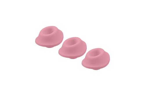 Tre rosa öronproppar är placerade i en rad på en svart bakgrund.