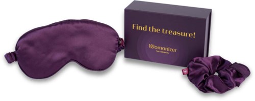 En lilla sovemaske, en eske merket 'Find the treasure!' og en lilla strikk for hår.