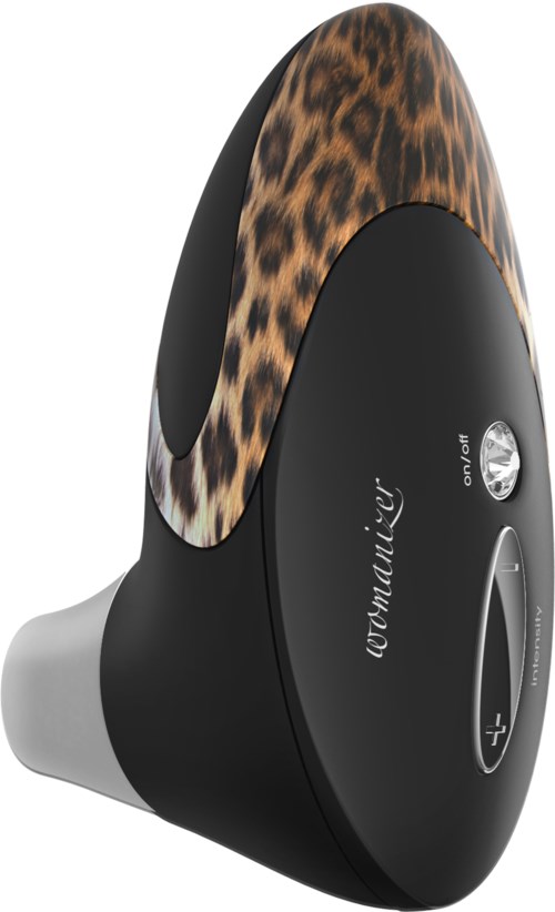 En svart hårtork med leopardmönster och kontrollknappar på handtaget.